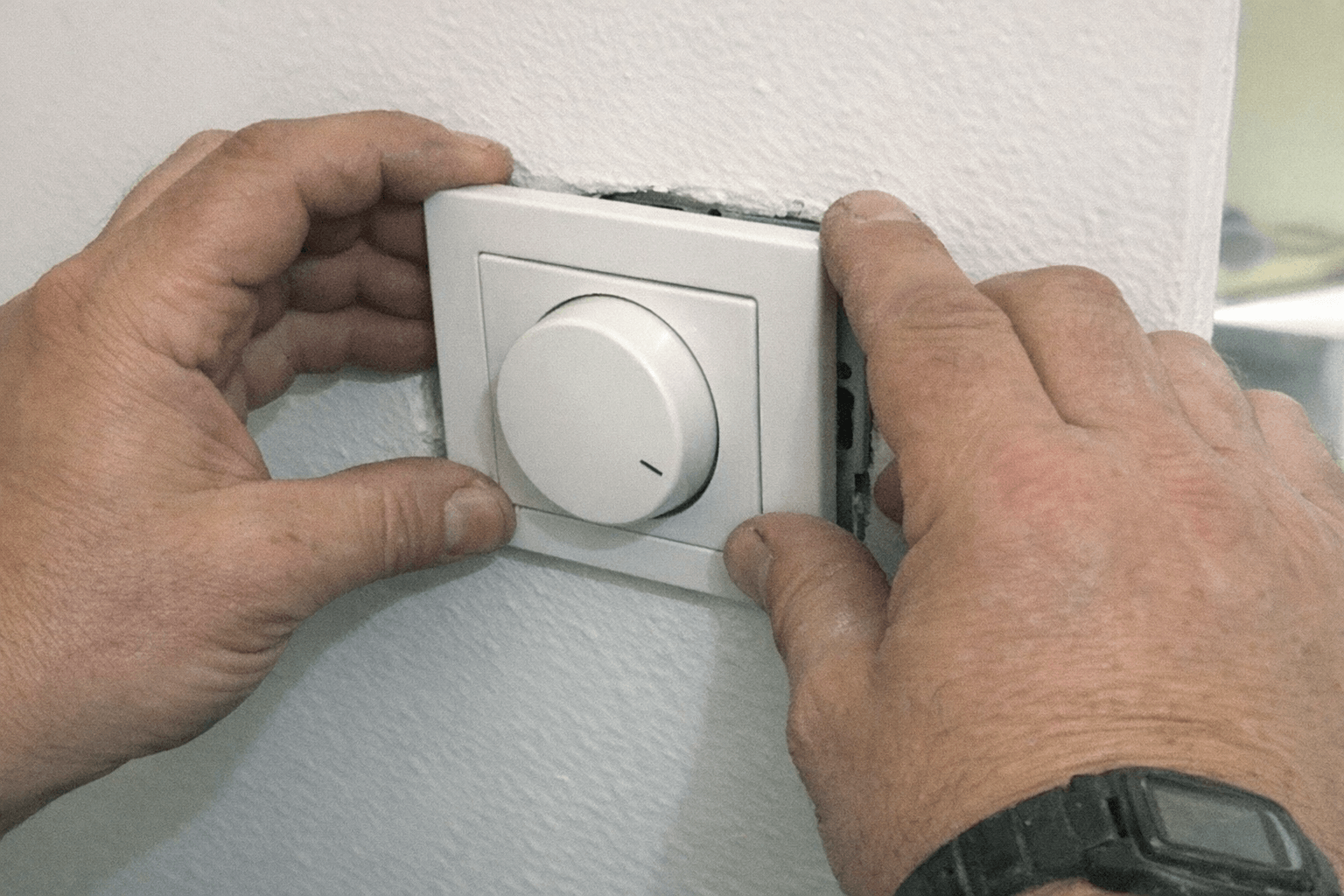Präzise Installation von Dimmer-Steuerungen im Wohnbereich