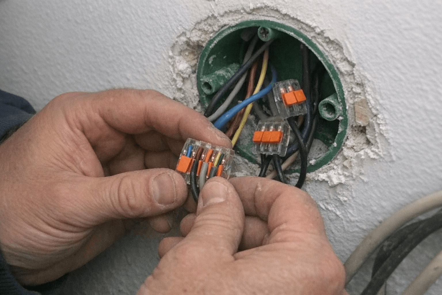 Präzise Kabelverbindung an einer Wandanschlussdose