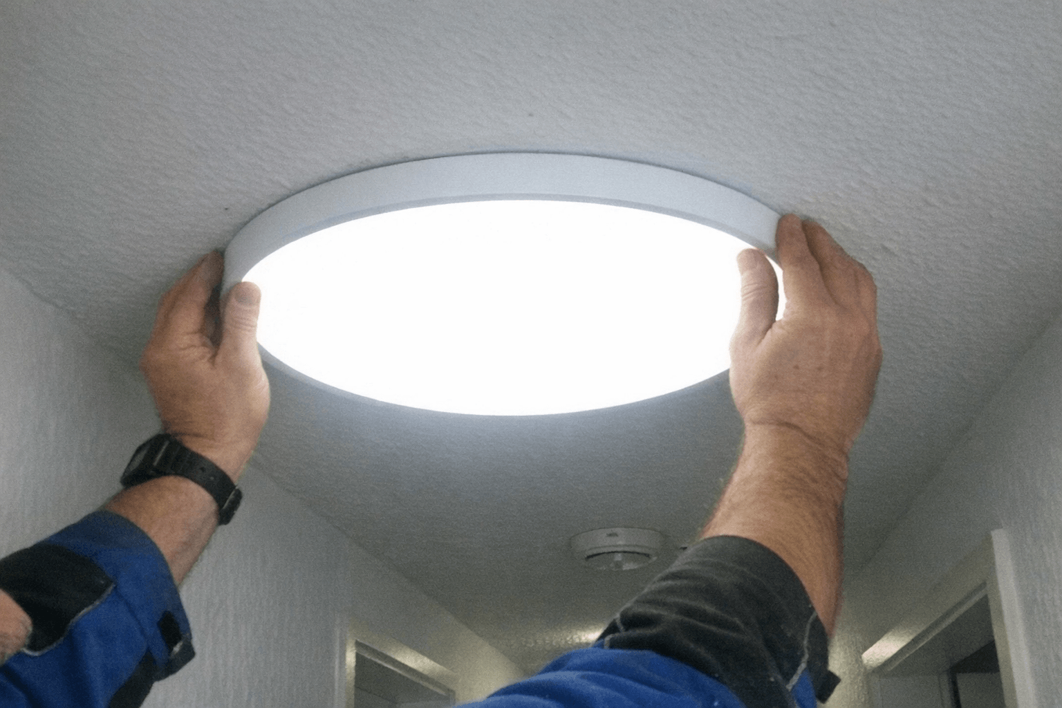 Befestigung einer großen Deckenleuchte im Flurbereich