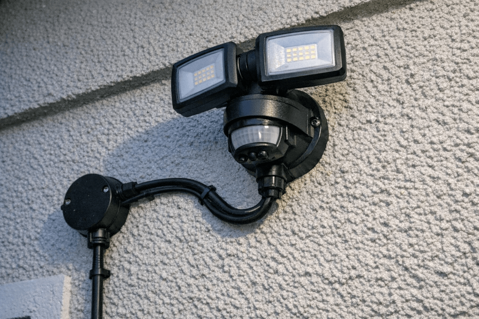 Außenbeleuchtung und Sensoren an einer Hausfassade